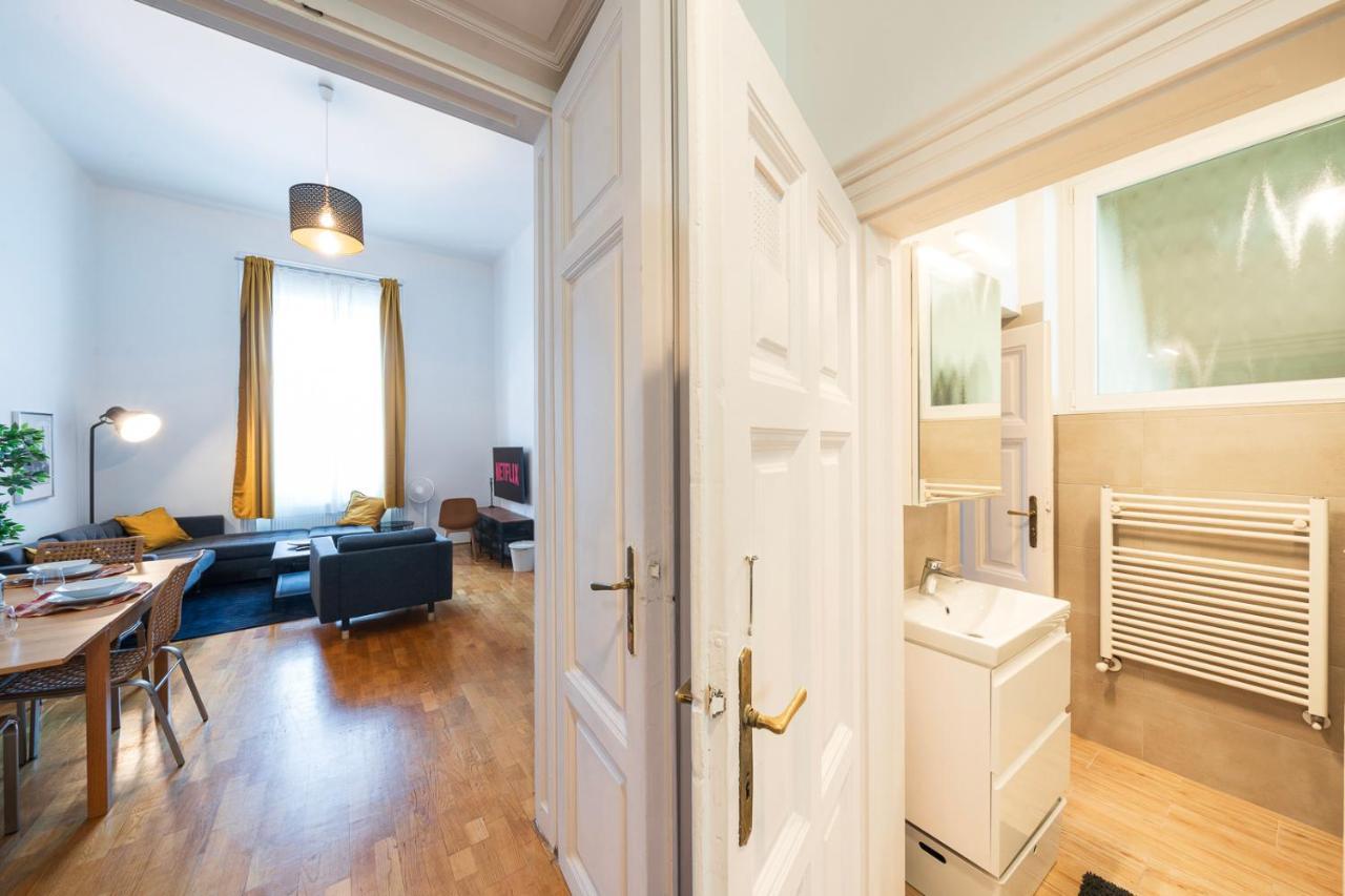 Shining Bright Two Bedroom Apt Next To Andrassy Ave Budapest Eksteriør bilde